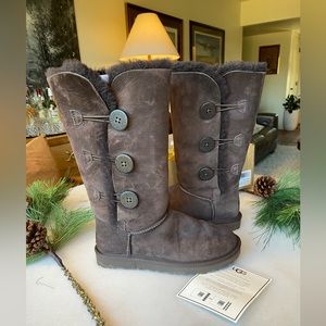 Authentic with box Bailey Button Triplet UGG Boot Size 7